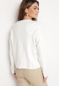 Born2be - Biały Sweter o Pudełkowym Kroju z Ozdobną Kieszonką Seaviraen. Okazja: do pracy, na co dzień. Kolor: biały. Materiał: jeans. Długość rękawa: długi rękaw. Długość: długie. Styl: casual, elegancki #7