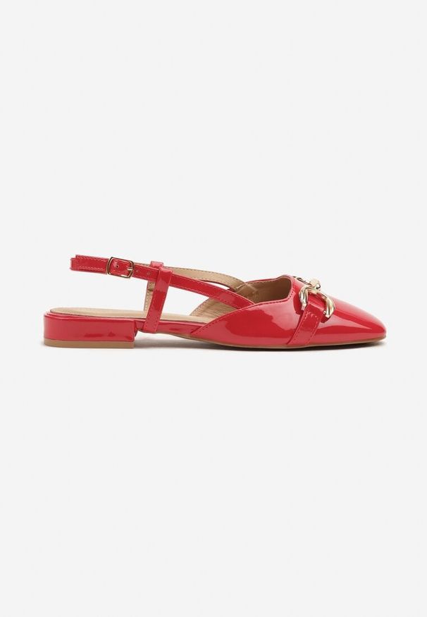 Renee - Czerwone Sandały Lakierowane Slingback Ozdobione Metalową Aplikacją Sonoriana. Okazja: na co dzień. Zapięcie: sprzączka. Kolor: czerwony. Materiał: lakier. Wzór: aplikacja. Obcas: na obcasie. Styl: elegancki, casual. Wysokość obcasa: średni
