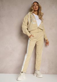 Renee - Beżowy Komplet Dresowy Spodnie Ozdobione Napisami Bluza na Suwak z Kapturem Semiraella. Kolor: beżowy. Materiał: dresówka. Wzór: napisy, aplikacja. Sport: turystyka piesza, fitness #4