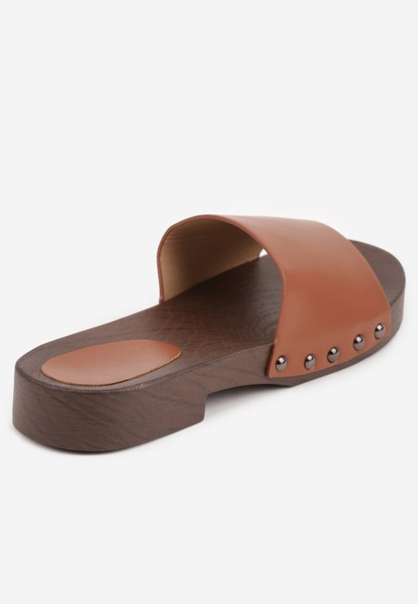 Born2be - Brązowe Klapki w Klasycznym Stylu z Nitami Talove. Okazja: na spacer, na co dzień, do domu. Kolor: brązowy. Materiał: tkanina, jeans, len. Wzór: gładki. Sezon: lato. Styl: klasyczny