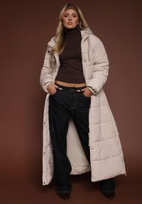 Renee - Jasnobeżowa Prosta Kurtka z Pikowanymi Przeszyciami i Kapturem Acaite. Kolor: beżowy. Materiał: jeans, poliester. Styl: elegancki #3