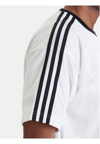 Adidas - adidas T-Shirt adicolor Jacquard KD5829 Biały Loose Fit. Kolor: biały. Materiał: syntetyk #2