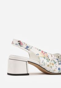 Born2be - Białe Sandały na Obcasie ze Skórzaną Wkładką Ozdobione Pomponem Nelreris. Okazja: na spacer, na co dzień, na imprezę. Nosek buta: otwarty. Kolor: biały. Wzór: aplikacja. Materiał: skóra. Sezon: lato. Obcas: na obcasie. Styl: casual, elegancki. Wysokość obcasa: średni #2