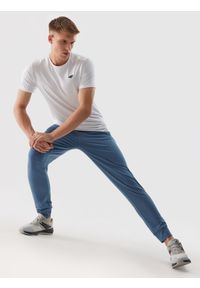 4f - Spodnie treningowe szybkoschnące męskie - denim. Kolor: niebieski. Materiał: denim. Wzór: jednolity, ze splotem. Sport: fitness