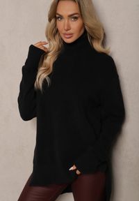 Renee - Czarny Asymetryczny Golf o Klasycznym Kroju z Długim Rękawem Serattia. Okazja: na co dzień. Typ kołnierza: golf. Kolor: czarny. Materiał: jeans. Długość rękawa: długi rękaw. Długość: długie. Styl: klasyczny