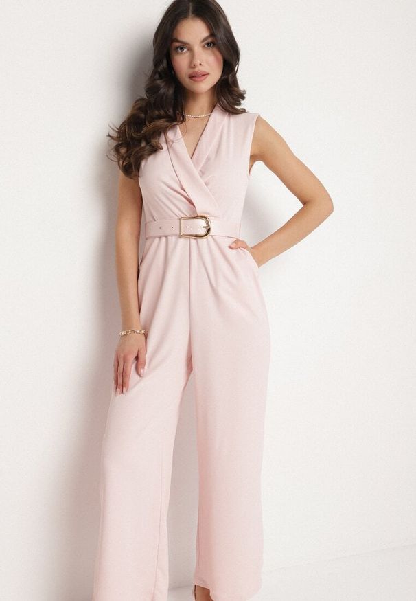 Born2be - Różowy Taliowany Kombinezon Ozdobiony Paskiem z Klamrą Tilferia. Kolor: różowy. Wzór: aplikacja. Styl: klasyczny, elegancki