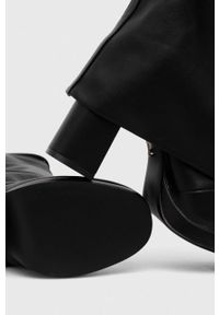 Steve Madden kozaki Mella damskie kolor czarny na słupku SM11002692. Nosek buta: okrągły. Kolor: czarny. Materiał: guma. Szerokość cholewki: normalna. Obcas: na słupku. Wysokość obcasa: średni #3