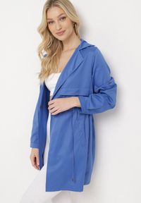 Born2be - Granatowa Kurtka Parka z Klasycznym Kołnierzem Ściągana w Pasie Troczkiem Revapia. Okazja: na randkę, na spacer, do pracy. Kolor: niebieski. Styl: klasyczny #6