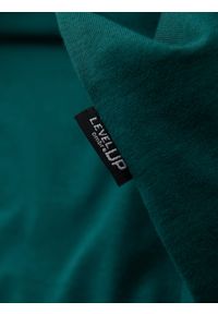 Ombre Clothing - Bawełniany męski t-shirt z nadrukiem na kieszonce – ciemnozielony V5. Okazja: na co dzień. Kolor: zielony. Materiał: bawełna. Wzór: nadruk. Styl: casual #3