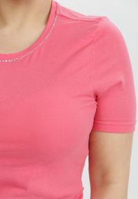 Born2be - Ciemnoróżowy T-shirt Amathephine. Okazja: na co dzień. Kolor: różowy. Materiał: bawełna. Długość rękawa: krótki rękaw. Długość: krótkie. Wzór: aplikacja, gładki. Styl: sportowy, glamour, klasyczny, casual #3