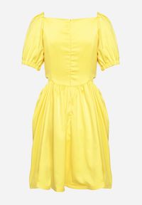 Born2be - Żółta Sukienka Mini Rozkloszowana z Dekoltem Ozdobionym Cyrkoniami i Wycięciami po Bokach Delphira. Kolor: żółty. Wzór: aplikacja. Typ sukienki: rozkloszowane. Długość: mini #6