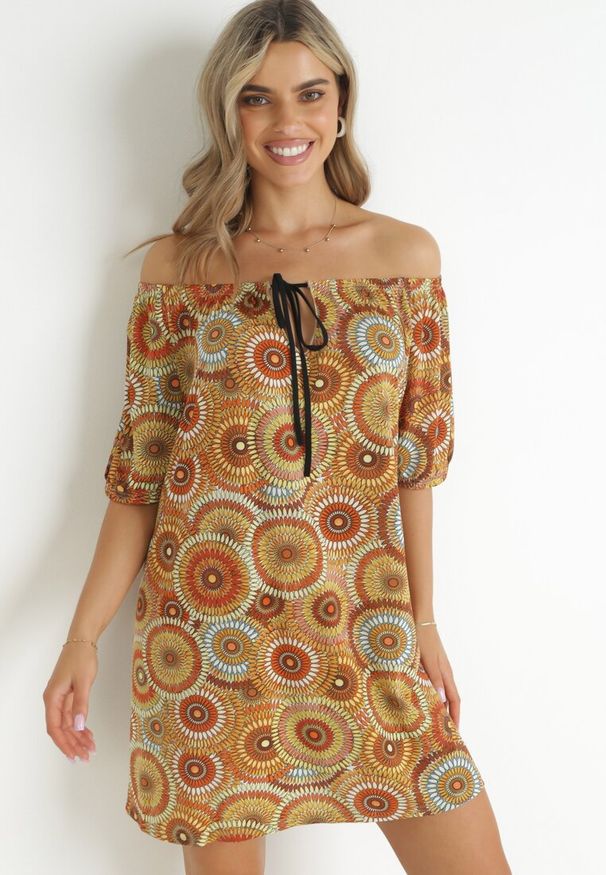 Born2be - Brązowa Sukienka Mini z Hiszpańskim Dekoltem i Ozdobnym Wiązaniem Yarelina. Okazja: na co dzień. Kolor: brązowy. Materiał: tkanina. Długość rękawa: krótki rękaw. Sezon: wiosna, lato. Typ sukienki: proste. Styl: casual. Długość: mini