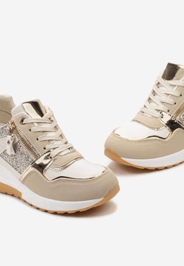 Born2be - Beżowo-Złote Sneakersy na Koturnie z Suwakiem i Ozdobnymi Naszywkami Jelenia. Nosek buta: okrągły. Zapięcie: sznurówki. Kolor: beżowy. Materiał: materiał. Wzór: aplikacja. Obcas: na koturnie. Wysokość obcasa: średni