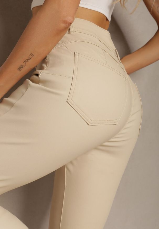 Renee - Jasnobeżowe Spodnie Skinny Push Up Zilli. Kolekcja: plus size. Kolor: beżowy