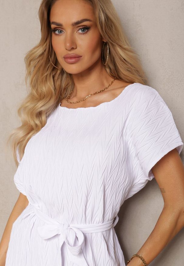 Renee - Biała Sukienka o Pudełkowym Kroju i Paskiem w Talii Tiarina. Okazja: na co dzień. Kolor: biały. Typ sukienki: proste. Styl: elegancki, casual
