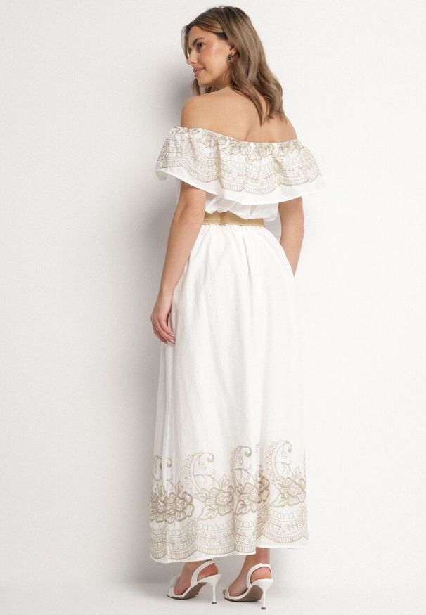 Born2be - Biała Sukienka Hiszpanka w Stylu Boho z Haftem i Paskiem z Klamrą Mellirna. Okazja: na co dzień. Typ kołnierza: dekolt hiszpanka. Kolor: biały. Materiał: materiał, poliester. Wzór: haft. Styl: boho