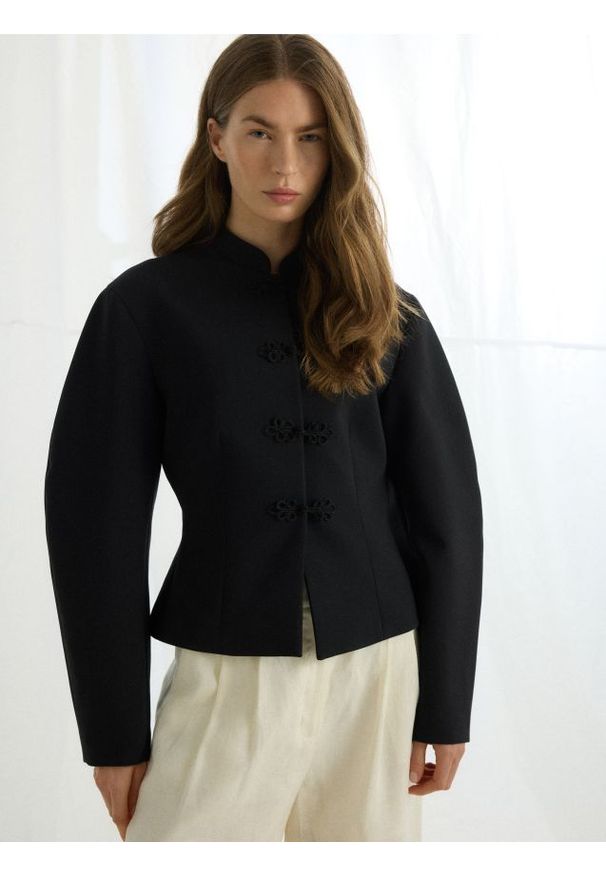 Reserved - Marynarka z ozdobnymi guzikami - czarny. Kolor: czarny. Materiał: wiskoza, tkanina