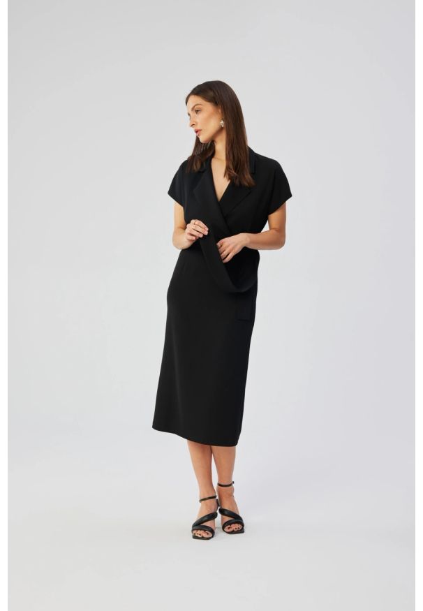 Stylove - Elegancka sukienka z kołnierzem czarna. Okazja: na co dzień. Kolor: pomarańczowy, różowy, czarny. Materiał: guma, tkanina, elastan. Typ sukienki: kopertowe, proste. Styl: elegancki. Długość: midi