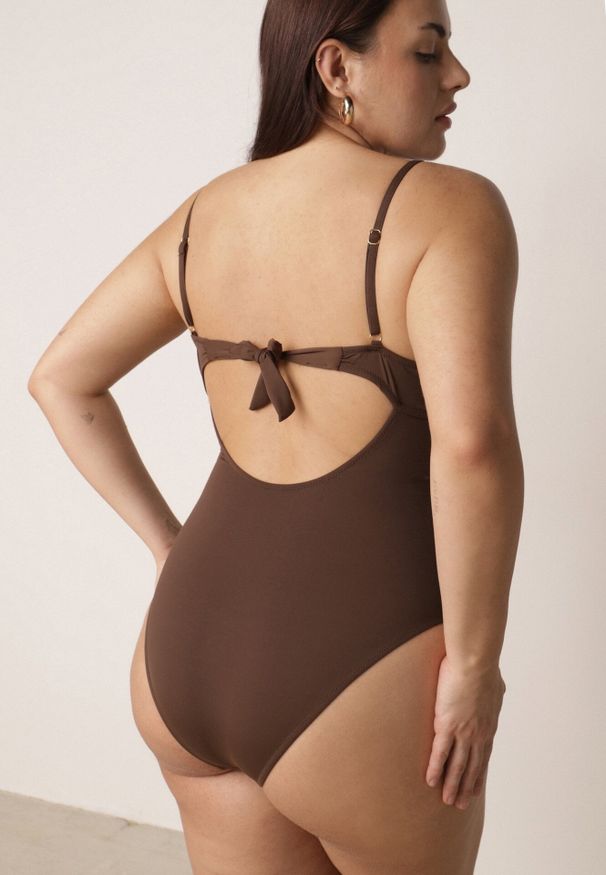 Born2be - Brązowy Strój Kąpielowy Ozdobiony Kamieniami Medorise. Kolekcja: plus size. Kolor: brązowy. Wzór: aplikacja