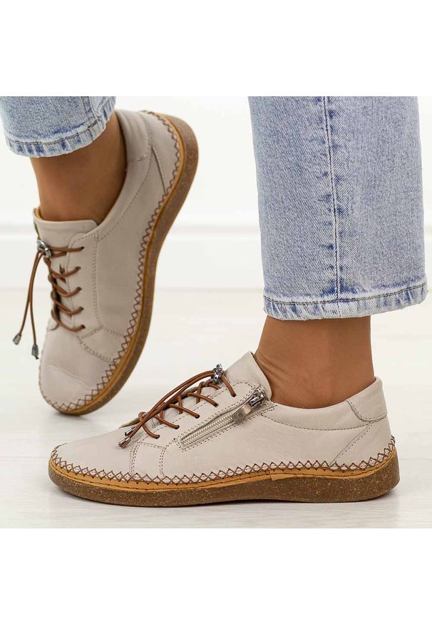 Szare skórzane półbuty damskie T.Sokolski 8207. Okazja: na co dzień. Nosek buta: okrągły. Zapięcie: zamek. Kolor: szary. Szerokość cholewki: normalna. Wzór: kolorowy. Materiał: skóra. Sezon: jesień, wiosna. Styl: klasyczny, casual