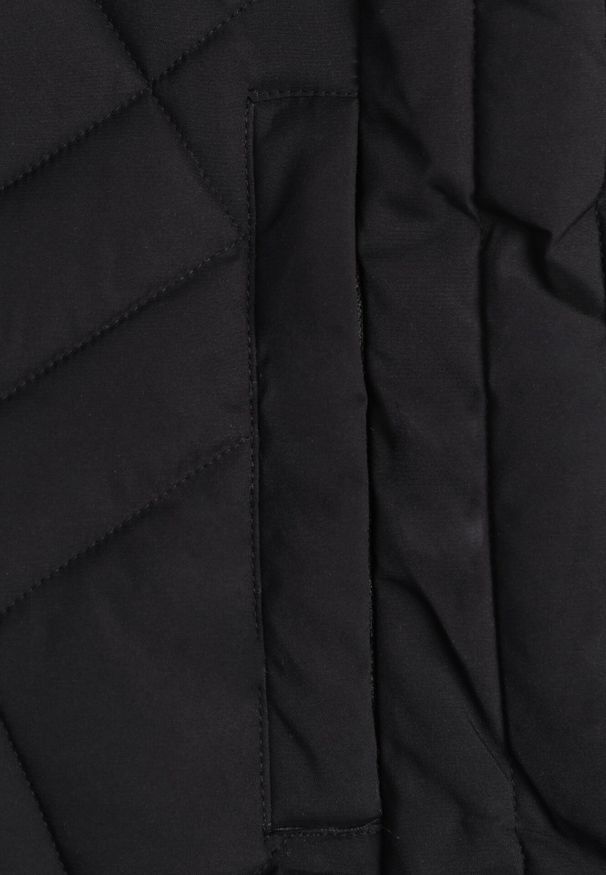 Born2be - Czarna Taliowana Kamizelka z Pikowanymi Przeszyciami i Kapturem Tuloria. Okazja: na spacer. Kolor: czarny. Materiał: jeans