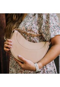 Listonoszka damska crossbody półksiężyc SHE S10 beżowa. Kolor: beżowy. Materiał: skórzane