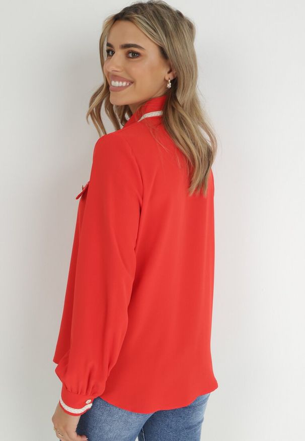 Born2be - Czerwona Koszula z Biżuteryjnymi Guzikami i Eleganckimi Lamówkami Athehir. Kolor: czerwony. Styl: elegancki