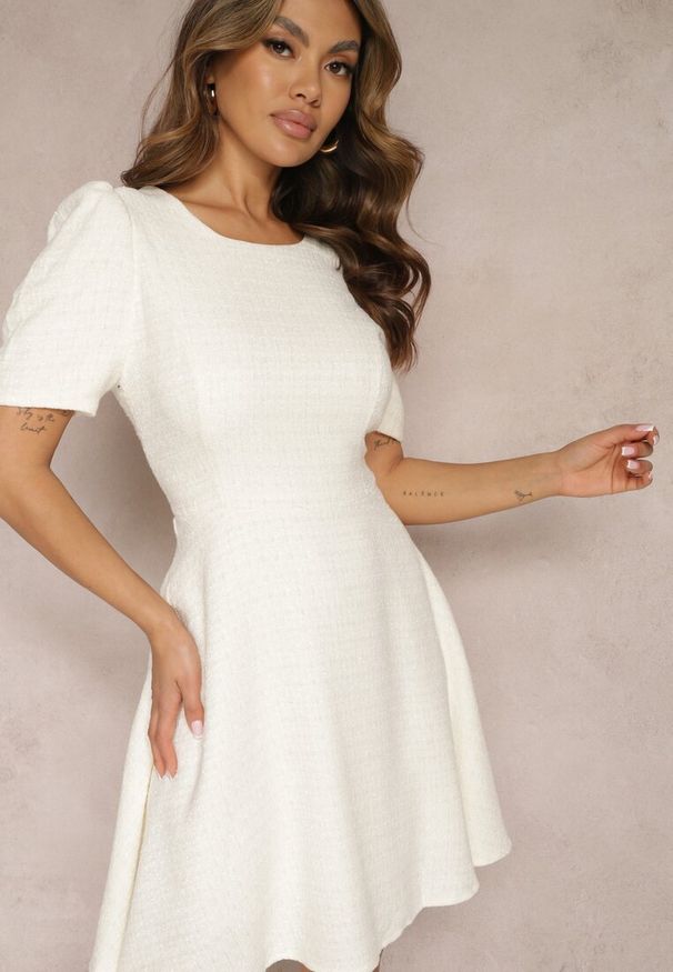 Renee - Biała Rozkloszowana Sukienka Mini z Lekko Bufiastymi Rękawkami Merridia. Kolor: biały. Długość rękawa: krótki rękaw. Długość: mini