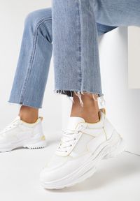Born2be - Białe Sneakersy Ianra. Wysokość cholewki: przed kostkę. Nosek buta: okrągły. Zapięcie: sznurówki. Kolor: biały. Materiał: materiał, dresówka, jeans. Szerokość cholewki: normalna. Wzór: aplikacja, kolorowy #1