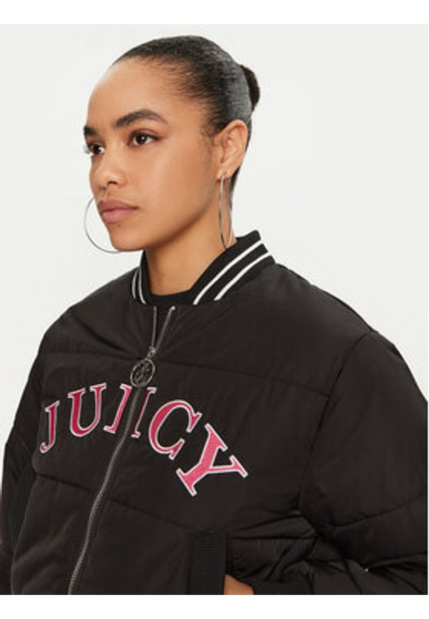 Juicy Couture Kurtka bomber Kelsey JCOIJ224557 Czarny Regular Fit. Kolor: czarny. Materiał: syntetyk