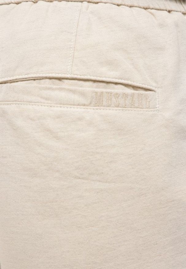 Mustang Męskie szorty Mustang Style Linen Jogger Shorts Ecru 1016459 2014. Okazja: na co dzień. Materiał: tkanina, bawełna, len, materiał. Sezon: lato. Styl: casual, klasyczny, wakacyjny