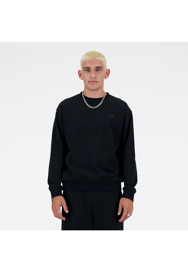 Bluza męska New Balance MT41506BK – czarna. Kolor: czarny. Materiał: bawełna, dresówka, tkanina. Wzór: aplikacja, napisy, haft