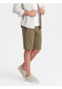 Ombre Clothing - Męskie szorty dresowe przed kolano BASIC – oliwkowe V2. Okazja: na co dzień. Kolor: oliwkowy. Materiał: dresówka. Styl: sportowy, casual