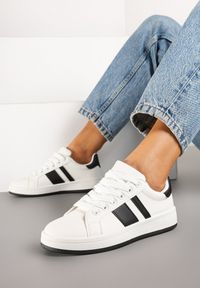 Renee - Biało-Czarne Płaskie Sneakersy z Paskiem Quinesi. Okazja: na co dzień. Nosek buta: okrągły. Zapięcie: pasek. Kolor: biały. Materiał: jeans. Obcas: na płaskiej podeszwie