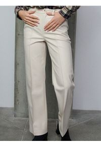 Sinsay - Spodnie z imitacji skóry - kremowy. Kolor: kremowy. Materiał: skóra #1