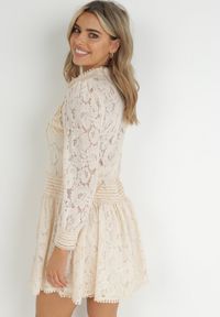 Born2be - Jasnobeżowa Koszulowa Sukienka z Koronką Jolley. Kolor: beżowy. Materiał: koronka. Długość rękawa: długi rękaw. Wzór: koronka. Typ sukienki: koszulowe. Długość: mini #4
