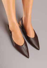 Renee - Ciemnobrązowe Sandały Vices Slingback z Paskiem ze Sprzączką Nirarine. Okazja: na spacer. Nosek buta: szpiczasty. Zapięcie: pasek. Kolor: brązowy. Wzór: koronka. Materiał: koronka. Obcas: na obcasie. Styl: elegancki. Wysokość obcasa: średni #4