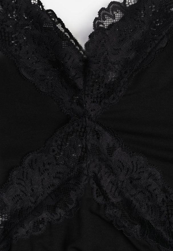 Born2be - Czarna Koktajlowa Sukienka z Wiskozy Zdobiona Falbanami Koronką i Wiązaniem Felycia. Okazja: na ślub cywilny, na wesele, na komunię. Kolor: czarny. Materiał: wiskoza, koronka. Wzór: aplikacja, koronka. Styl: wizytowy