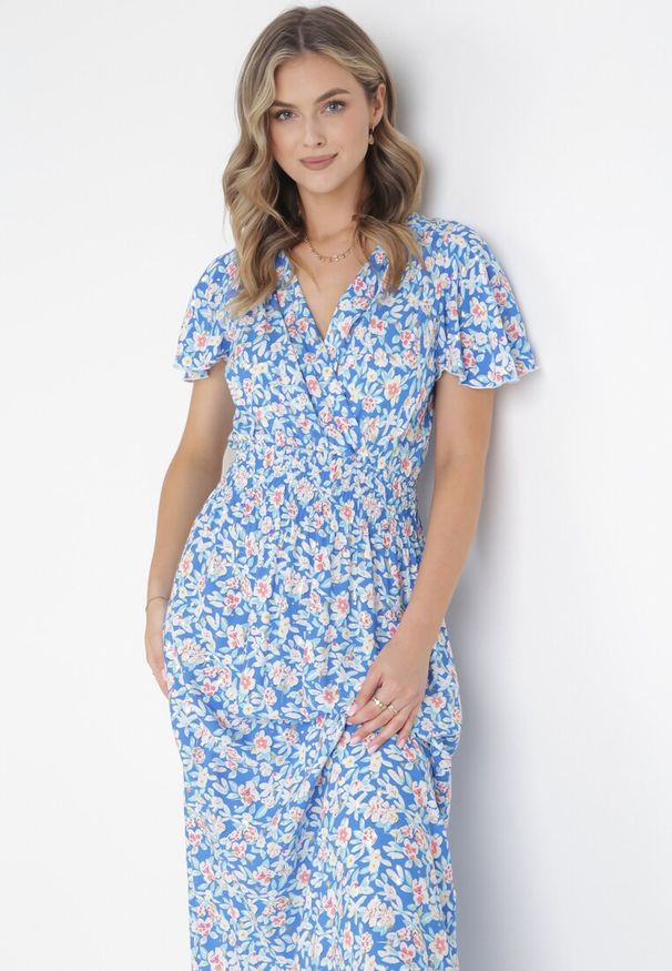 Born2be - Niebieska Wiskozowa Sukienka Z Kopertowym Dekoltem i Gumkami w Pasie Seldel. Kolor: niebieski. Materiał: wiskoza. Wzór: nadruk, aplikacja. Typ sukienki: kopertowe