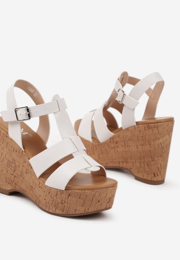 Renee - Białe Sandały Boho na Koturnie w Stylu Drewniaków Lorria. Okazja: na co dzień. Nosek buta: otwarty. Zapięcie: sprzączka. Kolor: biały. Materiał: len. Sezon: lato. Obcas: na koturnie. Styl: boho