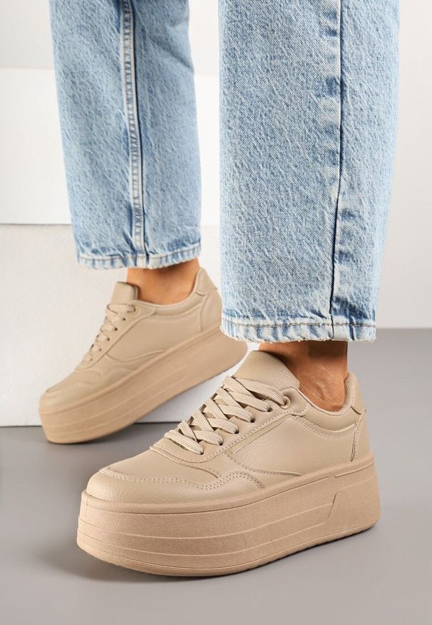 Renee - Ciemnobeżowe Sneakersy na Platformie Ozdobionej Tłoczeniem Vaiviera. Okazja: na co dzień, na spacer. Kolor: beżowy. Materiał: jeans. Wzór: aplikacja. Obcas: na platformie. Sport: turystyka piesza
