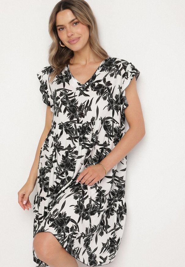 Born2be - Biała Bawełniana Sukienka o Rozkloszowanym Kroju w Kwiaty Libella. Okazja: na co dzień, do pracy. Kolor: biały. Materiał: bawełna. Wzór: kwiaty. Typ sukienki: rozkloszowane, proste. Styl: casual, elegancki