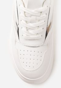 Renee - Biało-Srebrne Sznurowane Sneakersy Vices na Platformie z Metalicznymi Paskami Neliawen. Nosek buta: okrągły. Zapięcie: pasek. Kolor: biały. Materiał: jeans. Obcas: na platformie #3