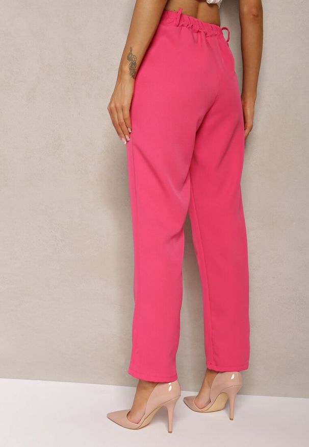 Renee - Ciemnoróżowe Spodnie Regular Namamn. Okazja: na spotkanie biznesowe. Kolor: różowy. Długość: długie. Styl: biznesowy