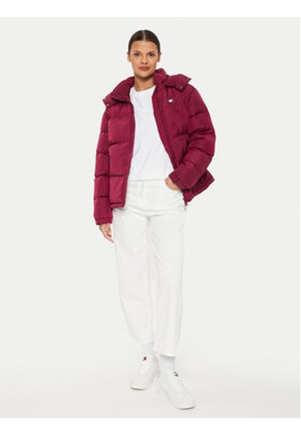 Tommy Jeans Kurtka puchowa Alaska DW0DW18610 Bordowy Regular Fit. Kolor: czerwony. Materiał: syntetyk