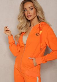 Renee - Pomarańczowa Bluza z Kapturem na Suwak z Metalową Aplikacją Jevase. Okazja: na co dzień. Typ kołnierza: kaptur. Kolor: pomarańczowy. Materiał: jeans. Długość rękawa: długi rękaw. Długość: długie. Wzór: aplikacja. Styl: casual