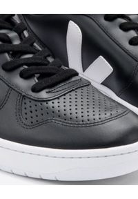 Veja - VEJA - Czarne sneakersy V-10. Kolor: czarny. Materiał: jersey, bawełna, jeans, guma, poliester. Wzór: geometria, aplikacja