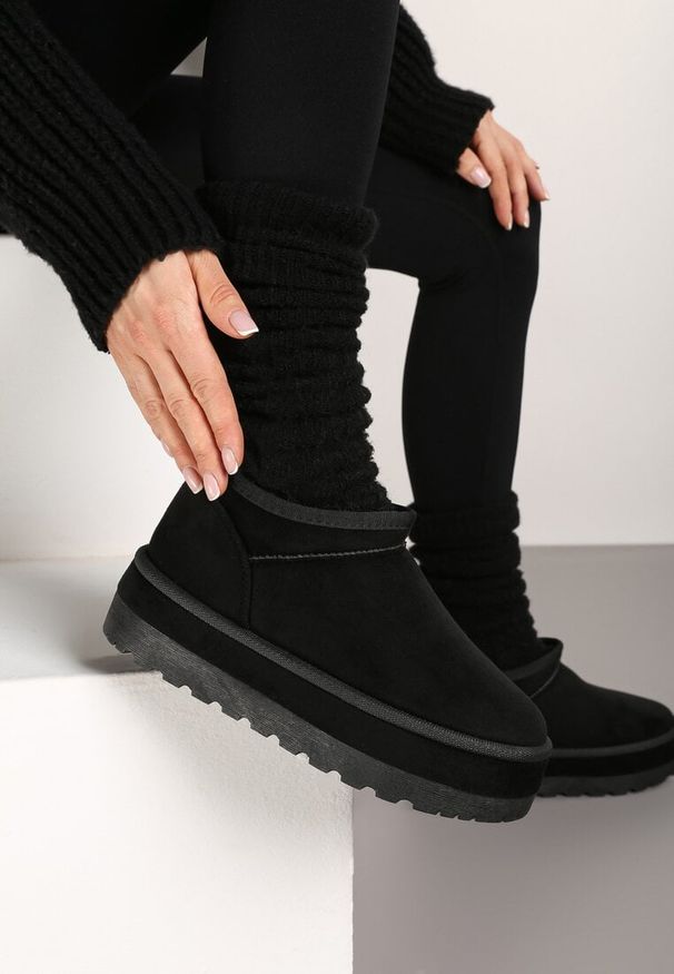 Born2be - Czarne Śniegowce Vices z Krótką Cholewką Ocieplone Futerkiem Grelfedi. Okazja: na co dzień. Kolor: czarny. Materiał: futro. Szerokość cholewki: normalna. Sezon: zima. Styl: elegancki, casual