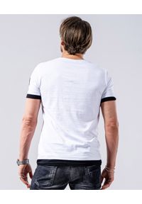 GUNS & TUXEDOS - T-shirt z nadrukami Clandestino 1. Okazja: na co dzień. Kolor: biały. Materiał: bawełna, dzianina. Wzór: nadruk. Styl: casual #4