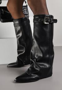 Born2be - Czarne Kozaki z Noskiem w Szpic i Cholewką Imitującą Nogawkę z Klamrą Tusemira. Okazja: na spotkanie biznesowe. Zapięcie: klamry. Kolor: czarny. Szerokość cholewki: normalna. Styl: klasyczny, biznesowy #1